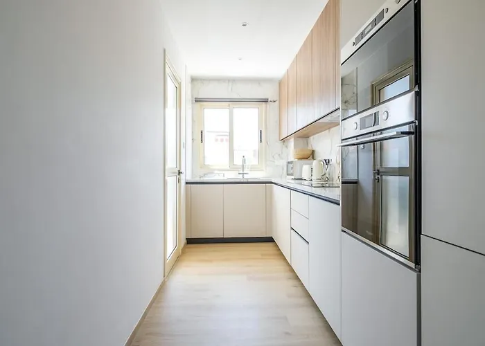 Luxury At Elysia Park, Pool, Spa, Balcony דירה פאפוס