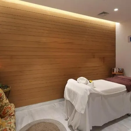 شقة Luxury At Elysia Park, Pool, Spa, Balcony