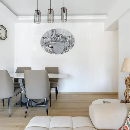 Luxury At Elysia Park, Pool, Spa, Balcony شقة