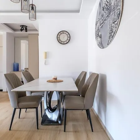 شقة Luxury At Elysia Park, Pool, Spa, Balcony